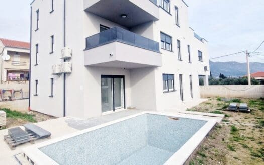 Komfortowy apartament z basenem, nowy budynek, Rudine, Kaštel Novi