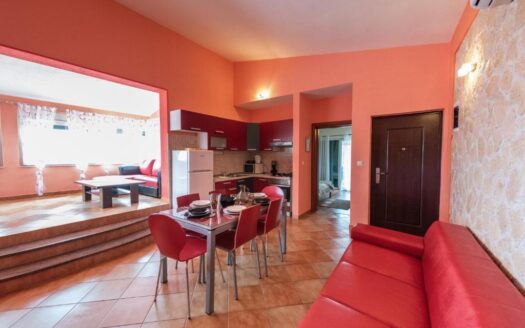 Piękny apartamentowiec blisko morza, Vinišće