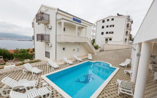 Piękny dom z siedmioma apartamentami, Okrug Donji