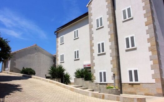 Brač, Supetar – kompleks apartamentowy z restauracją, idealny dla turystyki