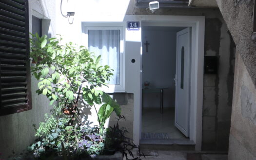 Dom w sercu Kaštel Lukšić – 90 m² z tarasem, 4 pokoje i bliskość morza